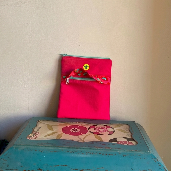 Funda tablet rosa con volante print
