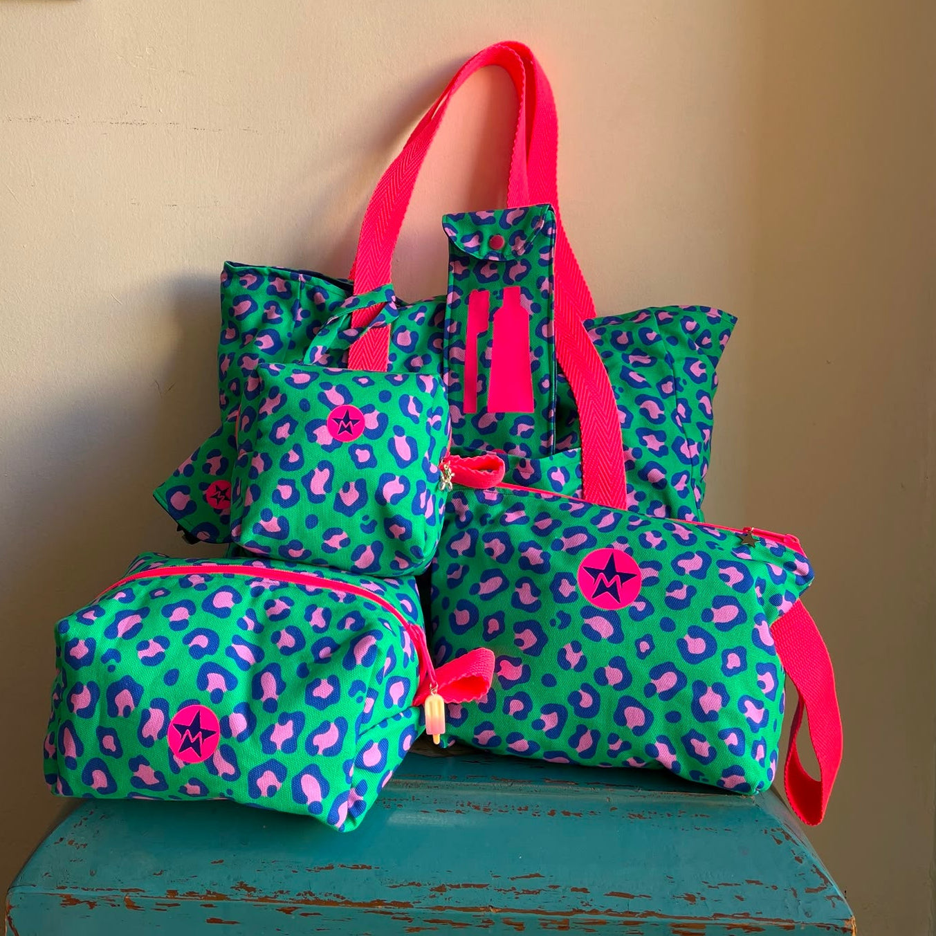 Neceser plano playa animal print verde