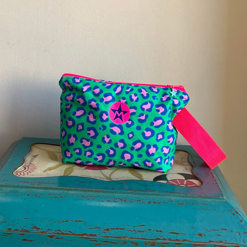 Neceser plano playa animal print verde