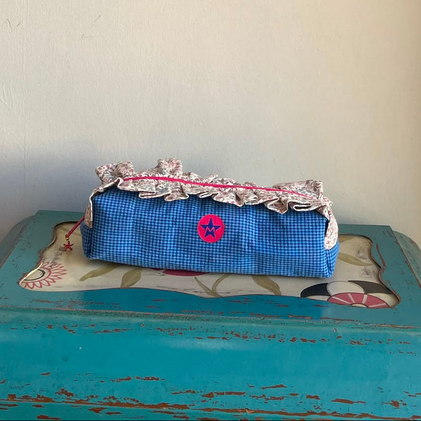 Estuche con volante vichy azul