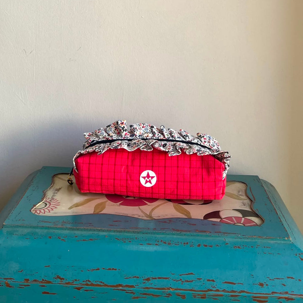 Estuche con volante vichy ventana rojo