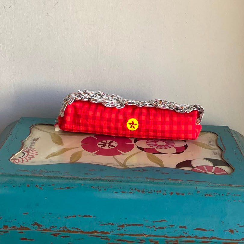 Estuche con volante vichy rojo
