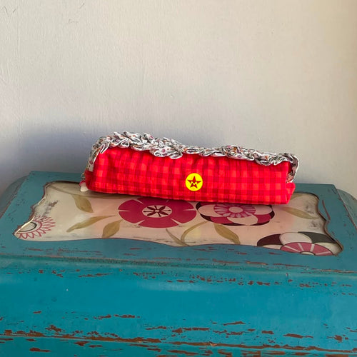 Estuche con volante vichy rojo