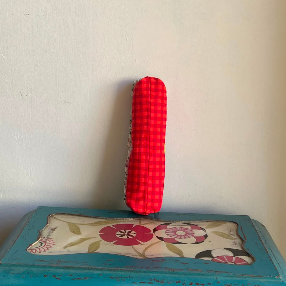 Estuche con volante vichy rojo