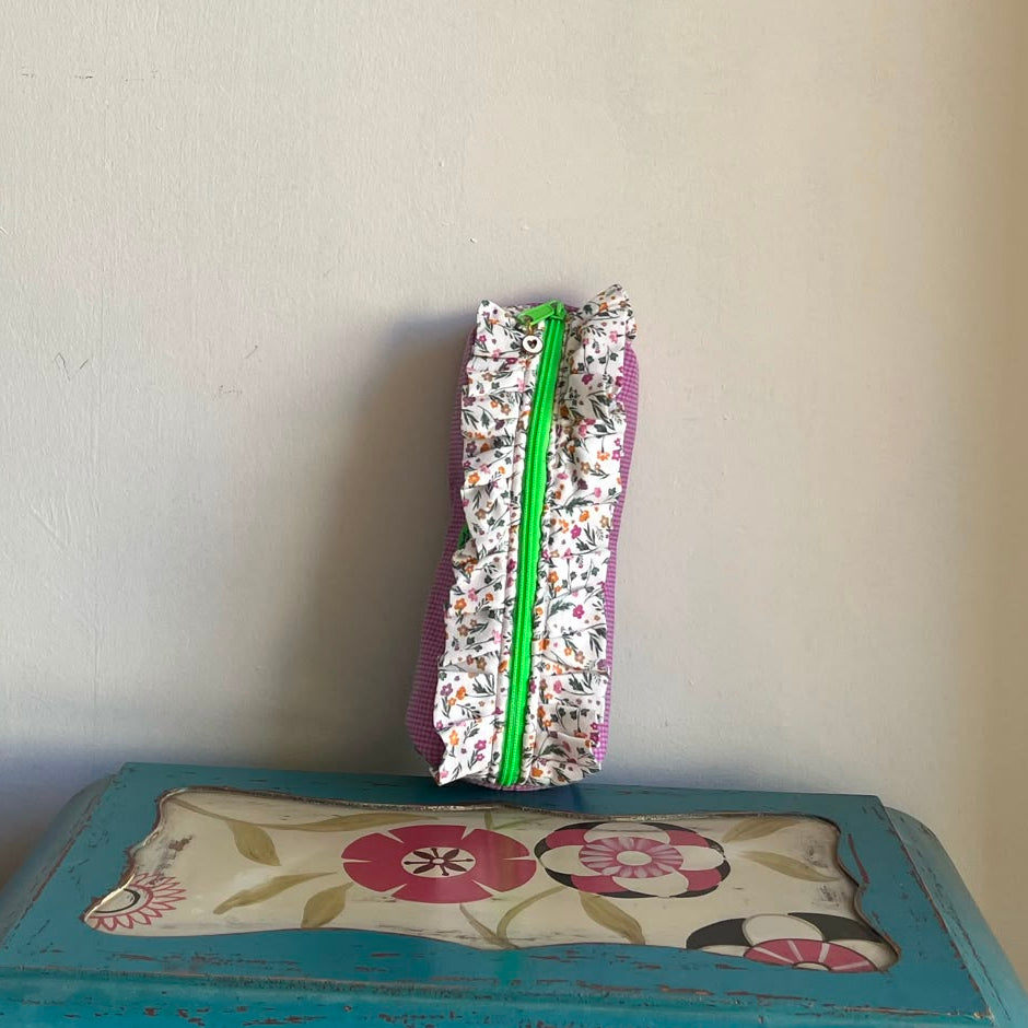 Estuche con volante vichy morado