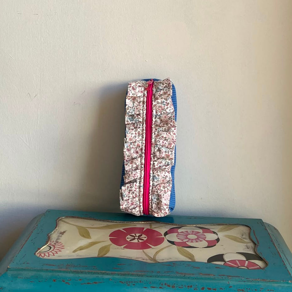 Estuche con volante vichy azul