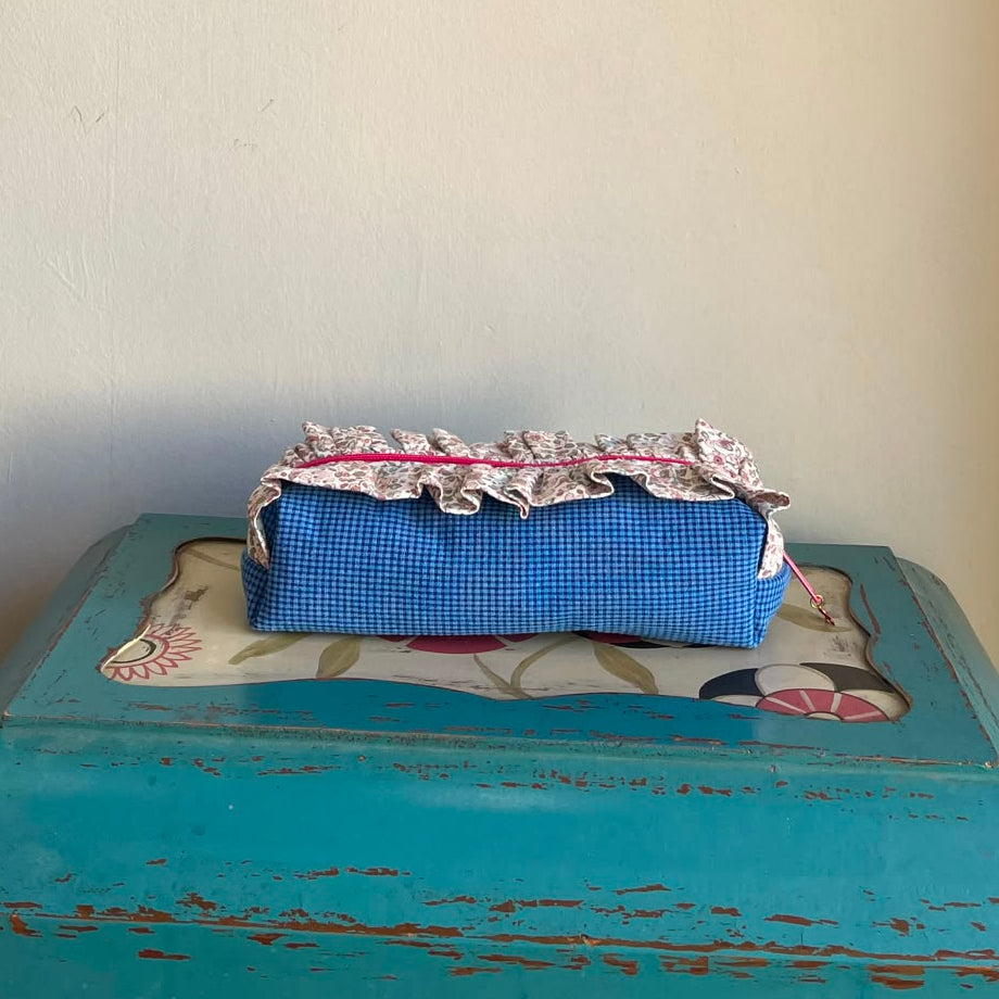 Estuche con volante vichy azul